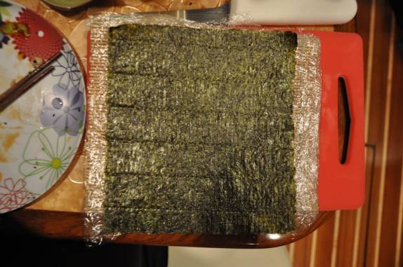 '>Ritual de preparação de sushi. Passo 1: Esticar as folhas de alga     (Cidade do Panamá)</